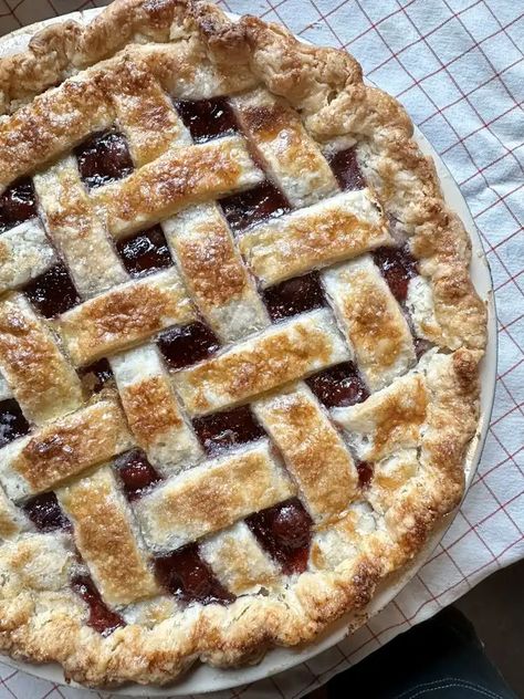 Use Lard for a More Perfect Pie Crust Fruit Pie Crust, Lard Pie Crust, Making Pie Crust, Cream Cheese Pastry, Fruit Pies, Butter Crust, Pie Crust Recipe, Cheese Pastry, Perfect Pie Crust