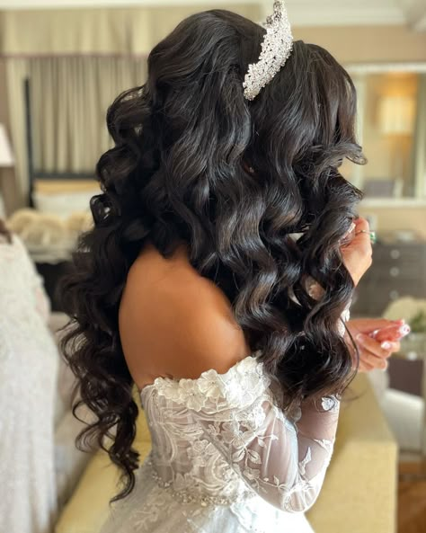 Loose Bridal Hair, Quincera Hairstyles, Sweet 16 Hairstyles, Crown Updo, Quince Hairstyles For Long Hair, Hairstyles For Summer, Hollywood Curls, Hairstyles With Crown, Maquillage On Fleek