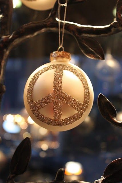 Its time to start planning for a peaceful Christmas  #Cullaborate    ☮ Hippie Christmas Decorations, Peace Ornaments, Peace Sign Christmas, Paz Hippie, Hippie Christmas, Peace Tree, Peaceful Christmas, Peace Christmas, Christmas Peace