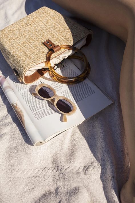 Cute Sunglasses Aesthetic, Bags Photography Ideas, Bag Photography Ideas Photo Shoots, Sunglasses Photography Ideas, Bag Photography Ideas, Sunglasses Product Photography, Purse Photography, Bags Photography, Sunglasses Photography