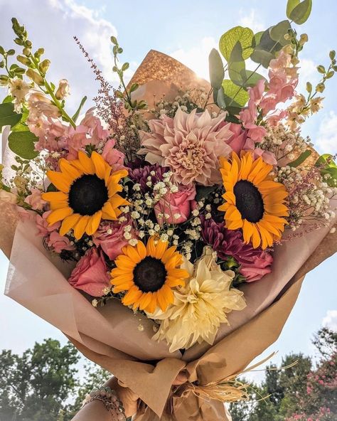 Sun Flower Bouquet Simple, Sunflower And Rose Bouquet, Flower Bouquet Sunflower, Roses Varieties, Bouquet With Sunflowers, Bouquet Styles, Wedding Bouquet Ideas, Flower Boquet, Sunflowers And Roses