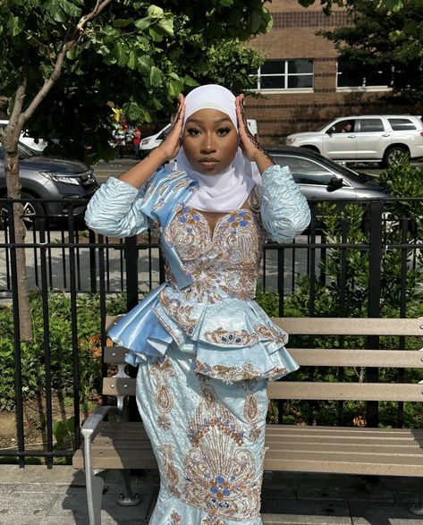 Guinean Traditional Dresses, Eid Bazin, Bazin Styles For Women, Bazin Designs, Senegalese Dresses, Eid Outfits African, Bazin Styles, Eid Clothes, Cultural Clothes