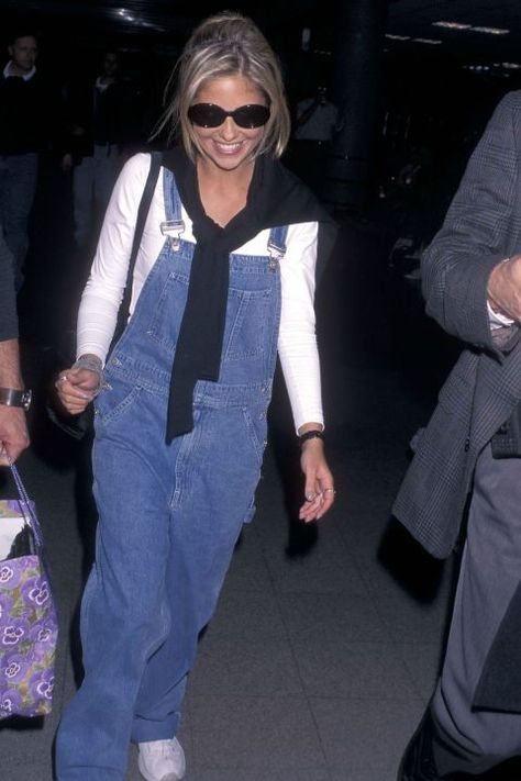 The 90s Fashion Trends: Overalls—Then Sarah Michelle Gellar, 1998 60s Fashion Trends, The 90s Fashion, 80s Fashion Trends, 2000s Fashion Trends, 90s Trends, Overall Outfit, Fashion 90s, 90s Fashion Outfits, 90s Outfit