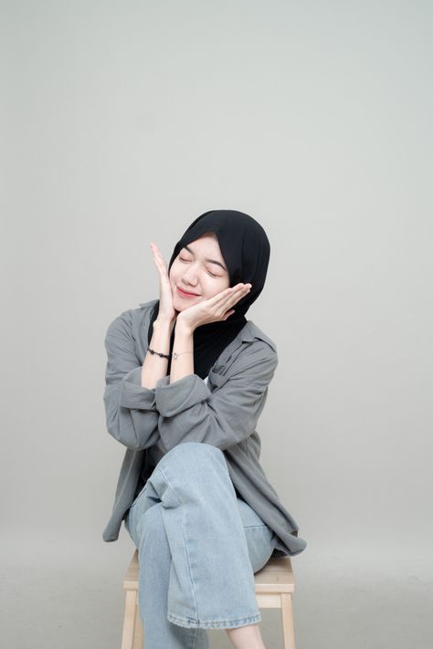 Hijab Pose Idea, Poto Studio, Self Foto, Self Photo Studio, Pose Poto, Bella Square, Olah Raga, 21st Birthday Photoshoot, Pre Wedding Photoshoot Outdoor