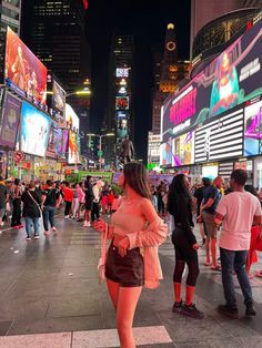 Picture Poses New York, Times Square Instagram Pictures, Cute New York Pictures, Times Square Pictures Ideas Night, Nyc Picture Ideas Summer, Nyc Instagram Pictures Summer, Time Square Photo Ideas, Pictures To Take In New York, New York Pics Ideas