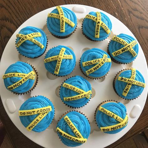 Law Enforcement Cupcakes, Police Graduation Cupcakes, Police Themed Cupcakes, Police Desserts, Police Cupcakes Ideas, Police Party Food, Cross Cupcakes, Police Cupcakes, Police Birthday Cakes