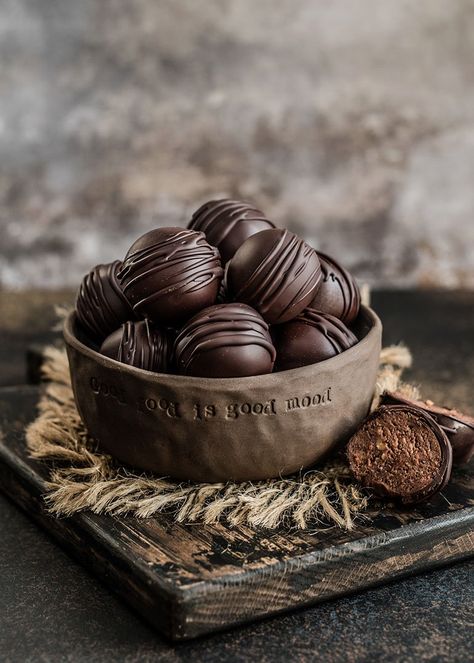 Vegan Chocolate Truffles, Chocolate Photography, Ingredients Photography, Brown Food, Chocolate Photos, Food Photography Ideas, Dessert Photography, Chocolate Dreams, How To Roast Hazelnuts