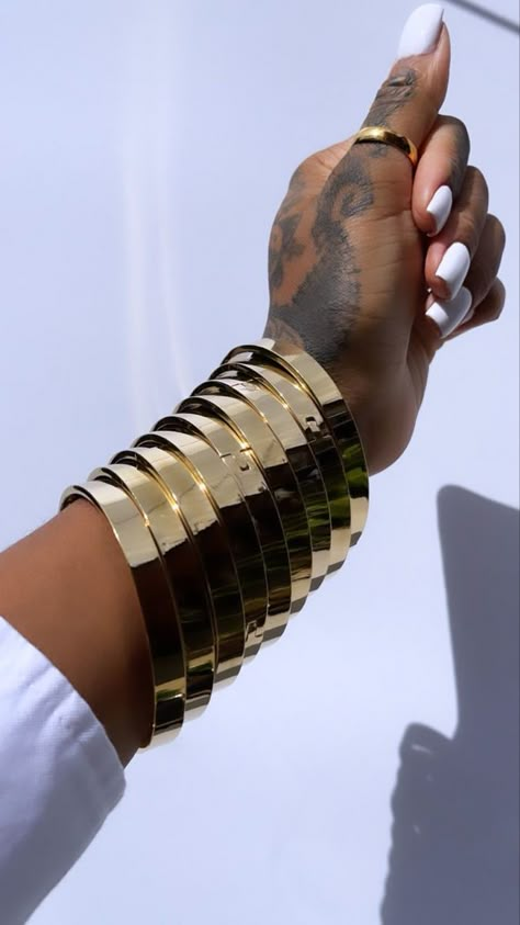 Gold Jewelry Black Women, Gold Aesthetic Jewelry, Layered Bangles, Dope Jewelry Accessories, Embellished Bags, Jewelry Accessories Ideas, Dope Jewelry, Jewelry Fashion Trends, Gold Cuffs