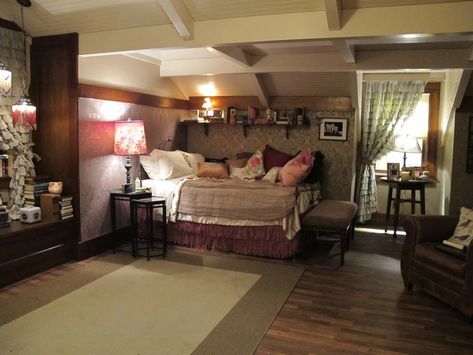 Aria's House | Pretty Little Liars Wiki | Fandom Aria Montgomery Room, Aria Bedroom, Hanna House, Montgomery Homes, Pretty Little Liars Aria, The Perfect Storm, Wood Panelling, Home Decor Sets, Perfect Storm