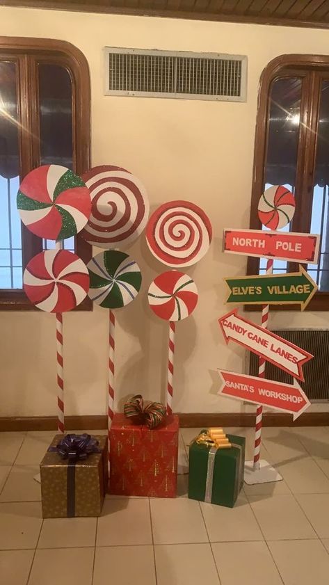 Santa Clause Theme Decor, Homemade Santas Grotto, Santa’s Workshop Decorations Outdoor, Xmas Grotto Ideas, Christmas Fair Decoration Ideas, Diy Santas Grotto Ideas, Santa's Workshop Party Decorations, Diy Santa’s Workshop, Christmas Decor Ideas For Restaurant Diy