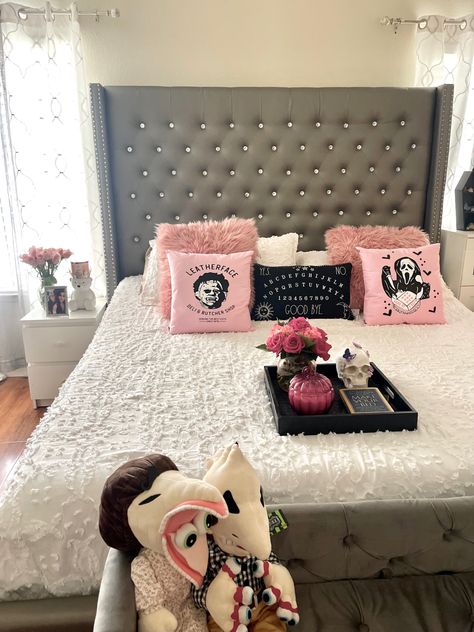 Ghostface Bedroom, Girly Goth Bedroom, Ghost Face Bedroom, Girly Horror Aesthetic, Scream Themed Room, Girly Horror, Scream Movie Bedroom, Scream Themed Bedrooms, Scream Room Decor