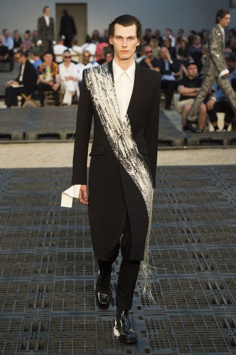 Alexander McQueen Menswear Spring/Summer 2019 Collection – Paris Alexander Mcqueen Menswear, Mc Queen, Mcqueen Fashion, Mens Fashion Edgy, Fashion Sketchbook, Fashion Weeks, Mens Fashion Summer, Fashion Show Collection, Mens Casual