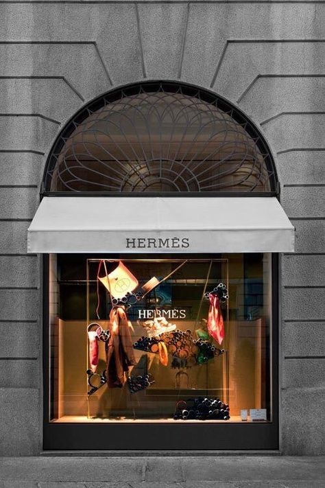 Hermes Window, Hermes Store, Retail Facade, Shop Facade, Storefront Design, Motif Art Deco, Store Interiors, Shop Fronts, Store Window