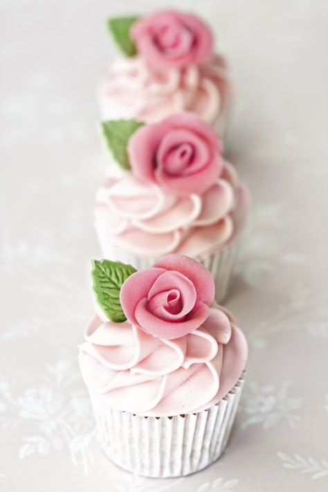 Almond Rose Water Cupcakes3/4 cup all-purpose flour3/4 cup cake flour1/2... Cupcakes Flores, Rose Cupcake, Cake Mini, Pretty Cupcakes, Torte Cupcake, Rose Cupcakes, Cake Central, Beautiful Cupcakes, Flower Cupcakes