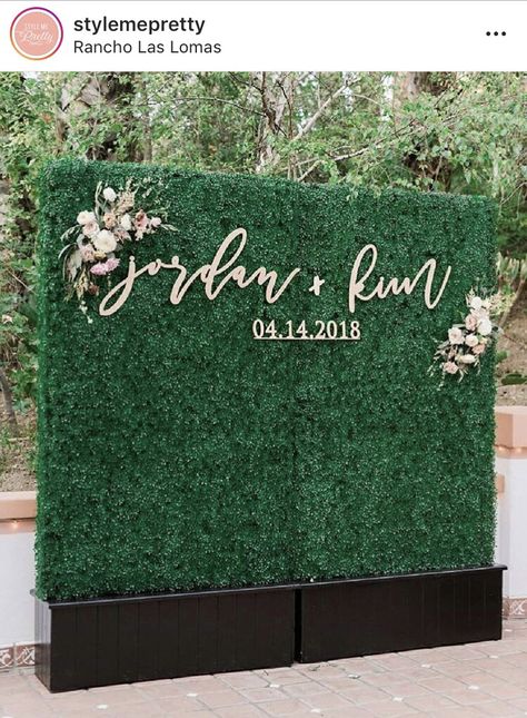 Boxwood Backdrop, Romantic Spring Wedding, Wedding California, Photo Backdrop Wedding, Flower Wall Wedding, Flowers And Greenery, Wedding Wall, Wedding Photo Booth, Salou