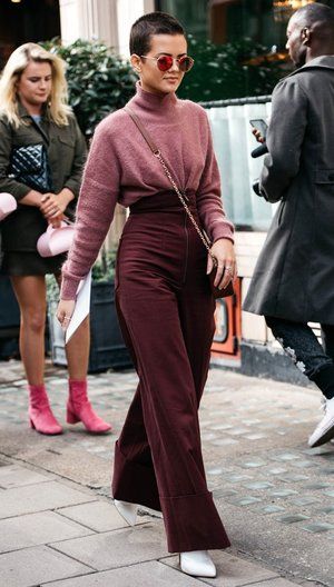 Burgundy wide-leg pants | HOWTOWEAR Fashion Outfit With Flare Jeans, Outfits With Flares, Burgundy Pants, Looks Street Style, Mode Vintage, Looks Style, Mode Inspiration, Outfit Casual, Looks Vintage