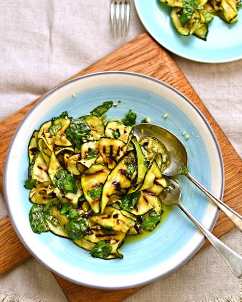 Courgette Salad, Grilled Courgette, Salad With Lemon, Veggie Side Dishes, Vegan Salad, Vegetarian Recipes Easy, Easy Vegetarian, Meat Free, Dairy Free Recipes