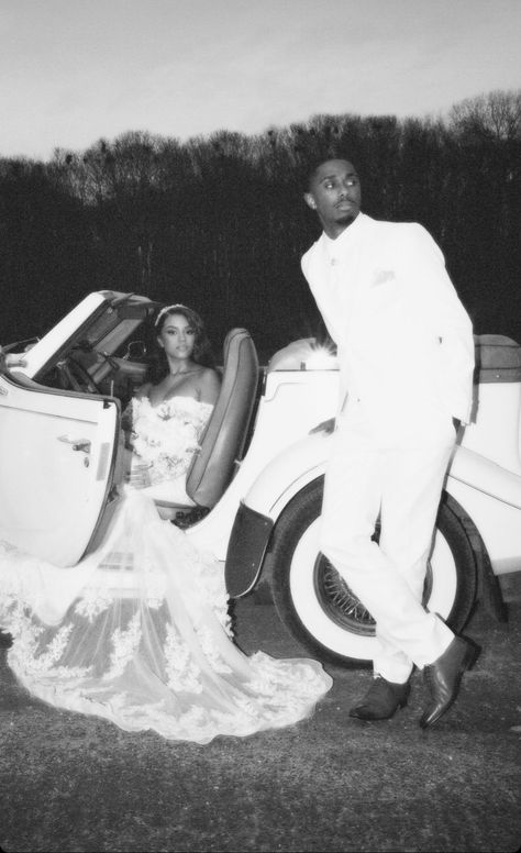 Black And White Wedding Black Couple, Cool Wedding Photoshoot, 90s Wedding Photoshoot, Black Couple Wedding Aesthetic, Vintage Engagement Photos Black Couple, Black Wedding Photo Ideas, Married Astethic, Wedding Inspo Black People, Wedding Fotoshooting Ideas