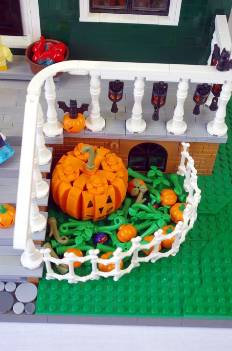 Fall Lego Building Ideas, Lego Road Ideas, Lego Autumn, Halloween Legos, Lego Set Display, Lego Pumpkin, Halloween Lego, Lego Design Ideas, Lego Christmas Village