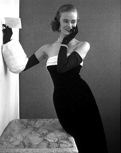 Susan Abraham in a velvet evening dress, photo John French for Vanity Fair, Dec, 1953 50's Fashion, Dress With Gloves, Velvet Evening Dress, Design Moda, Look Retro, Vintage Everyday, Fashion 1950s, Vintage Fashion Photography, Vintage Couture