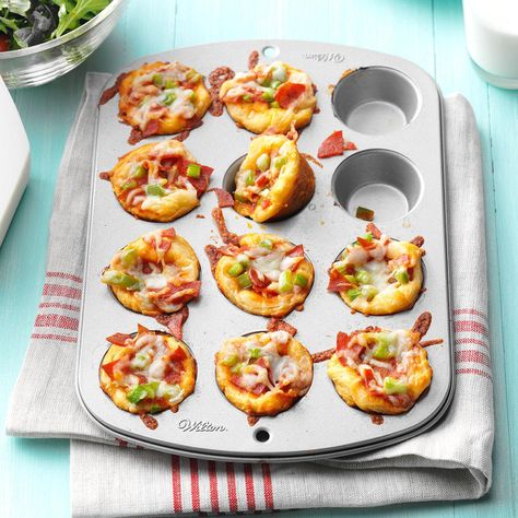 Mini Pizza Cups Crescent Roll Appetizers, Mini Pizza Bites, Pizza Cups, Crescent Roll Recipes, Pizza Bites, Mini Pizza, Love Pizza, Yummy Dips, Bbq Party