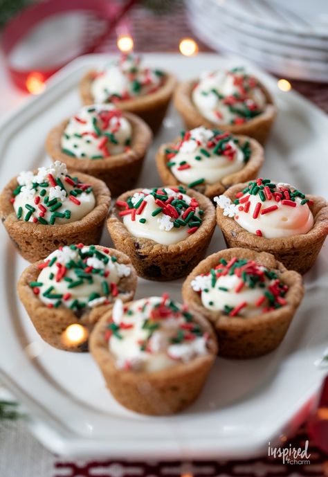 Celebrate the festive season with these Cheesecake Cookie Cups, adorned with red and green sprinkles for that holiday touch. An absolute crowd-pleaser, these bite-sized treats bring warmth and joy to every Christmas table. With their creamy filling and cookie base, they're the mini dessert gift that keeps on giving. They are the perfect sweet treat for any Christmas party or holiday celebration. Cookie Cups Christmas, Bite Size Christmas Desserts, Mini Bites Desserts, Mini Christmas Desserts, Cheesecake Cookie Cups, Holiday Dessert Drinks, Christmas Desserts Party, Cheesecake Cookie, Cookie Cups Recipe