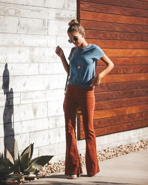 Suede Bell Bottoms Outfit, Kick Flare Corduroy Pants, Casual Corduroy Pants Outfit, Brown Corduroy Bell Bottoms Outfit, Bell Bottom Corduroy Pants, Bell Bottom Corduroy Outfit, Rust Flare Pants Outfit, Velvet Bell Bottoms Outfit Winter, Women’s Corduroy Pants Outfit