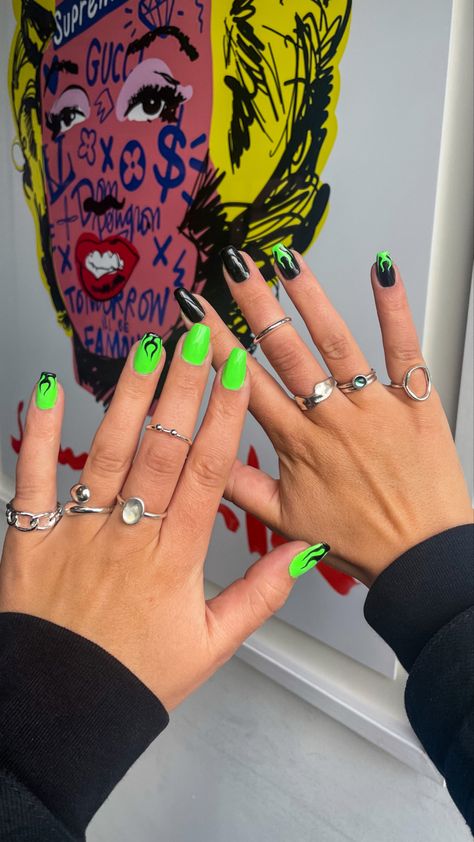 Green Flame Nail Art, Black And Neon Green Halloween Nails, Bright Green And Black Nails, Black Neon Green Nails, Neon Green Halloween Nails, Halloween Green Nails, Shego Nails, Black And Neon Green Nails, Halloween Nails Green