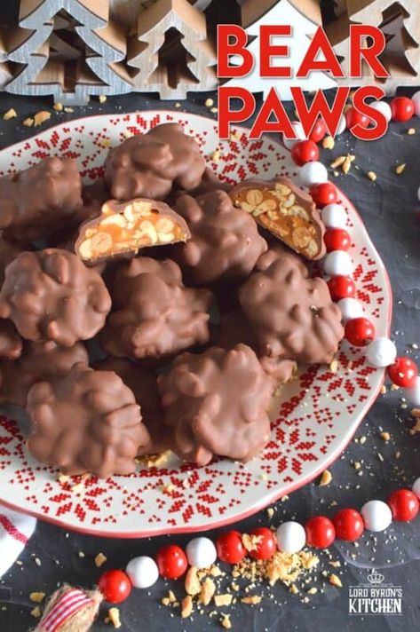 Polar Bear Paws Recipe, Paw Cookies, Xmas Cookie, Salted Peanuts, Christmas Candies, Easy Candy, Gooey Caramel, Homemade Candy, Candy Recipe