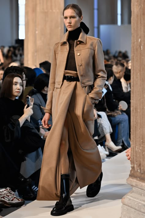 10 Top Fall/Winter 23/24 Trends Spotted on the Max Mara Runway - FunkyForty Autumn Winter 24/25 Trends, Fall Winter 24/25 Trends, Max Mara Runway, Fashion Week Dresses, Day Clothes, Fall Winter Trends, Skirt Trends, Winter 23, Minimal Chic