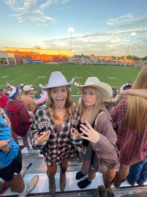 Country Game Day Outfit, Rodeo Football Theme Outfits, Country Football Game Theme, Football Game Fits, Western Football Theme Outfit, Fnl Outfits, Fnl Fits, Fnl Themes, Football Season Outfits