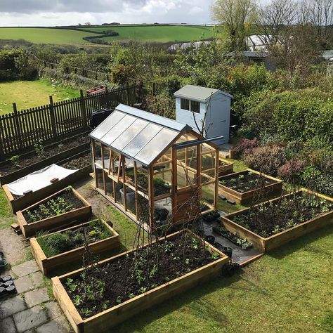 This might just be my dream garden 🙌💚 Love how the greenhouse is the central point, the functional raised beds all surrounding and how can… Green House Raised Beds, Greenhouse And Raised Beds, Urban Yard, Raised Bed Greenhouse, Garden Bed Layout, Elevated Gardening, Vegetable Garden Planner, Backyard Greenhouse, Small Greenhouse