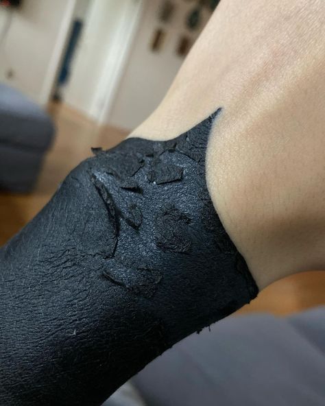 Wrist Blackout Tattoo, Blackout Wrist Tattoo, Black Out Finger Tattoo, Black Out Hand Tattoo, Black Finger Tattoo, Small Blackout Tattoo, Blackout Sleeve Tattoo, Blackout Tattoo Ideas, Blackwork Sleeve