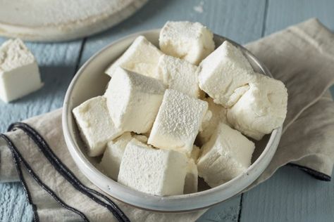 Healthy Homemade Marshmallows – Gluten/Corn/Dairy/Egg Free, GAPS Friendly | TheHippyHomemaker Healthy Marshmallow Recipe, Maple Marshmallows, Marshmallow Root Powder, Healthy Marshmallows, Matcha Tea Benefits, Homemade Marshmallow Recipe, How To Make Marshmallows, Boozy Desserts, Recipes With Marshmallows