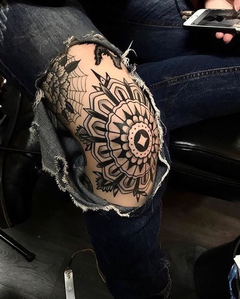 Mandala Arm Tattoo, Tato Mandala, Elbow Tattoos, Tattoos Geometric, Tattoo Traditional, Geniale Tattoos, Traditional Tattoo Art, Old Tattoos, Knee Tattoo