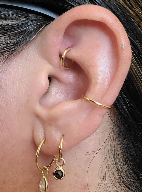 Oracle Piercing, Types Of Ear Piercings Chart, Hippe Piercings, Rock Piercing, Ear Designs, Unique Piercings, Piercing Inspo, Cool Ear Piercings, Pretty Ear Piercings