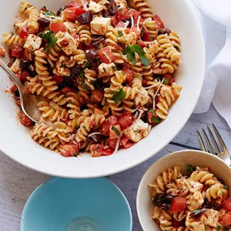 Tomato Feta Pasta Salad by Ina Garten Ina Garten Pasta Salad, Tomato Feta Pasta Salad, Tomato Feta Pasta, Pasta Fusilli, Feta Pasta Salad, Fresh Tomato Pasta, Resep Pasta, Spiral Pasta, Classic Potato Salad