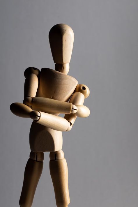 Free Photo | Vertical closeup shot of a wooden pose doll with crossed arms standing in the shade Manikin Art, Mannequin Poses, Wood Mannequin, Mannequin Drawing, Art Igcse, Artist Mannequin, Crossed Arms, Pose Dolls, Human Drawing