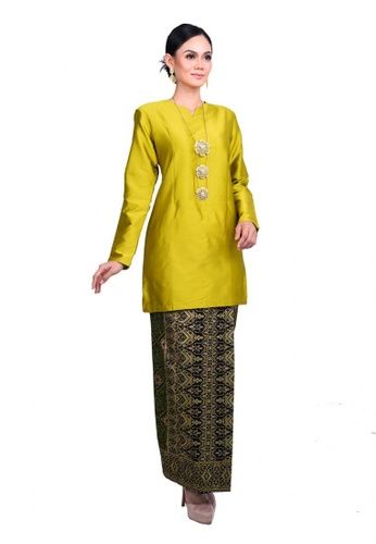 Alinea Tafeta Kurung Riau from KAMDAR in Green Alinea Tafeta Kurung Riau from KAMDAR in Green Top -Solid tone Tops -Fancy V neckline -Princess cut -Tafetta Satin Skirt -Batik Songket prints -Overla... Check more at http://www.bajukurungmoden.net/alinea-tafeta-kurung-riau-from-kamdar-in-green/ Wedding Dresses Hijab Bride, Bride Hijab, Baju Kurung Moden, Hijab Wedding Dresses, Disney Wedding Dresses, Street Hijab Fashion, Kurung Moden, Hijab Bride, Mode Abaya