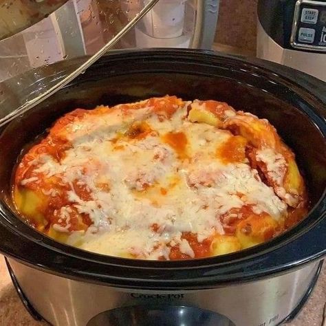 Easy Family Recipes Slow Cooker Ravioli Lasagna, Ravioli Lasagna Recipe, Slow Cooker Ravioli, Chicken Lasagne, Butter Chicken Sauce, Ravioli Lasagna, Crockpot Lasagna, Slow Cooker Lasagna, Easy Lasagna Recipe