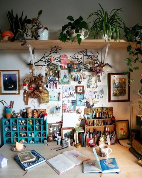 Aesthetic Desk Setup Maximalist, Quirky Desk Decor, Cluttercore Desk, Craft Desk Setup, Artsy Desk Setup, Art Desk Setup Ideas, Artist Desk Aesthetic, Maximalist Desk Setup, Artist Desk Ideas