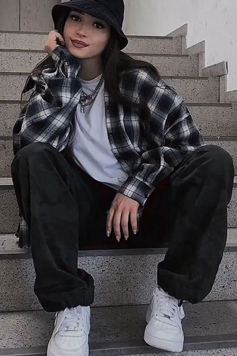 Clothes Tomboy Style, Baggy 90s Outfit, Korean Baggy Outfits, Outfits Aesthetic Baggy, Clothes Tomboy, Baggy Style Woman, Haircut Tomboy, 90s Baggy Style, Tomboy Cut