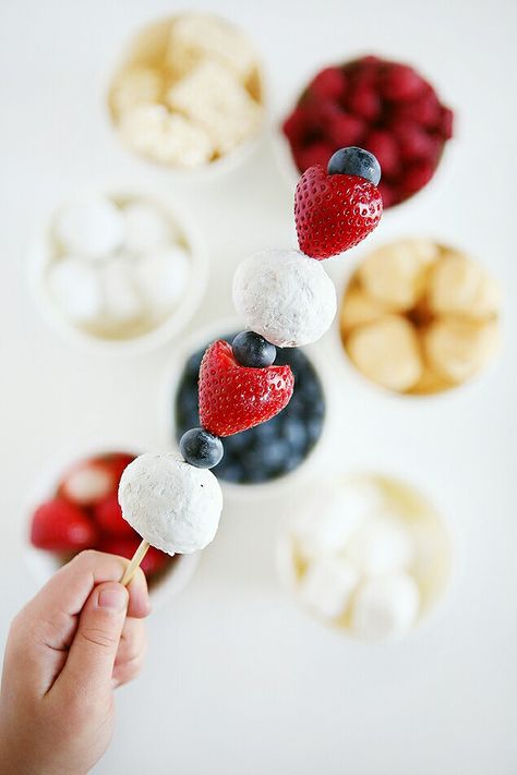 Dessert Kabobs, 4th Of July Dessert, Patriotic Food, Patriotic Desserts, Blue Desserts, Fruit Kabobs, Sharon Osbourne, 4th Of July Desserts, Fourth Of July Food