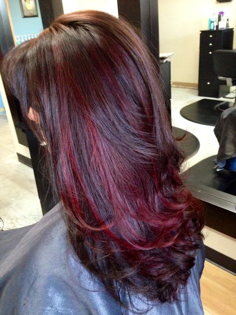 Red Hair Streaks, Pelo Color Borgoña, Red Highlights In Brown Hair, Red Balayage Hair, Red Hair With Highlights, Wine Red Hair, Wine Hair, Red Hair Inspo, Hair Tint