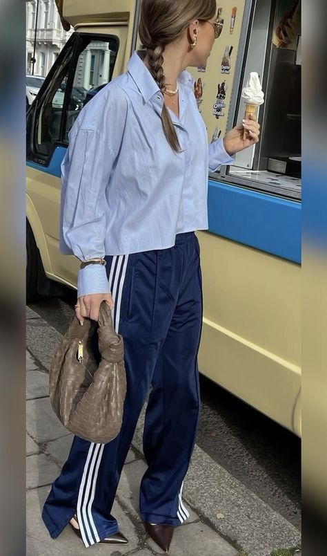 Sports Elegant Outfit, Adidas Athleisure Outfits, Sport Elegant Outfit, Sporty Elegant Outfit, Pans Adidas, Track Shorts Outfit, Adidas Track Pants Outfit, Adidas Pants Outfit, Sporty Chic Outfits