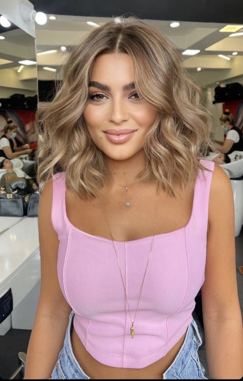 New Blonde Hair Trends 2023, Short Light Hair Color Ideas, Blonde Hair Color Ideas For Latinas, Blonde For Hispanics, Short Hair Honey Brown, Short Blonde Hair Tan Skin, Blonde Hair For Tan Skin Tone, Spring Hair Color Ideas For Brunettes Short, New Blonde Hair Trends