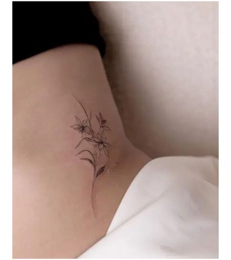 Daffodil Rib Tattoo, Dainty Daffodil Tattoo, Dafodill Flowers Tattoo, Daffodils Tattoo, Rib Tattoos For Women, Daffodil Tattoo, Rib Tattoo, Hip Tattoo, Tattoo Inspo