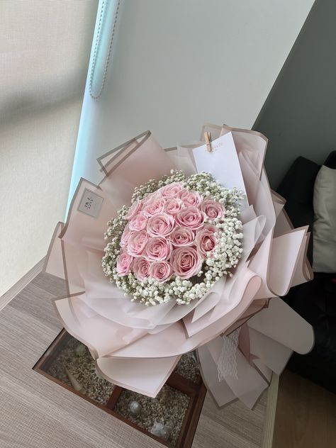 Happy Birthday Bouquet Flowers, Pink And White Roses Bouquet, Ramo Bouquet, Happy Birthday Bouquet, Birthday Bouquet, Boquette Flowers, Flower Therapy, Pink Bouquet, Luxury Flowers