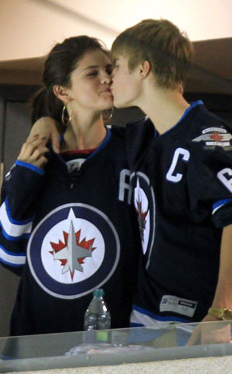 Justin Bieber and Selena Gomez root for the Canadian hockey team. Lisa Haydon, Justin Selena, Stile Kendall Jenner, Bieber Selena, Justin Bieber Selena Gomez, Selena Gomez Wallpaper, Justin Bieber And Selena, Kang Ho Song, Justin Bieber Wallpaper