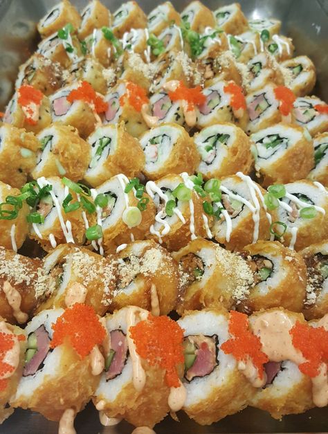 Tempura fried sushi rolls Fried Chicken Sushi Roll, Shrimp Tempura Sushi Roll Recipe, Sushi Empanizado Aesthetic, Fried Sushi Aesthetic, Sweet Potato Sushi Roll Tempura, Fried Sushi, Tempura Roll, Snack Tray, Sushi Rolls